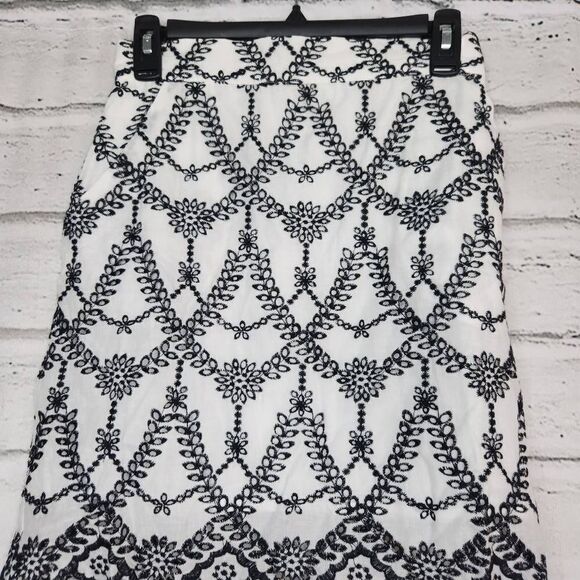 MinkPink Embroidered Floral Harvey Mini Shirt Black And White Size Small NWT - Picture 1 of 13